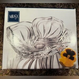 NEW in Box MIKASA Sweet Dish 7.5” Flores WX56 720 Crystal Candy Flower Clear